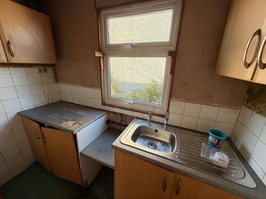 Lot: 97 - VACANT DETACHED CHALET FOR IMPROVEMENT - Kitchen with window and sink